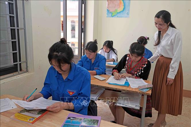 Hướng dẫn học sinh trong một giờ học của trường PTDT nội trú Mộc Châu. Ảnh: Trần Việt - TTXVN