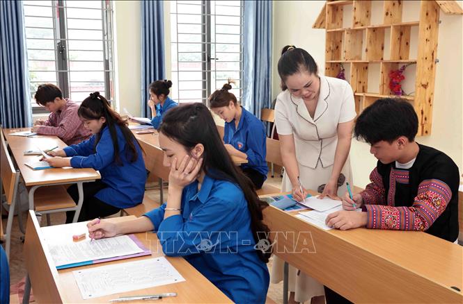 Hướng dẫn học sinh trong một giờ học của trường PTDT nội trú Mộc Châu. Ảnh: Trần Việt - TTXVN