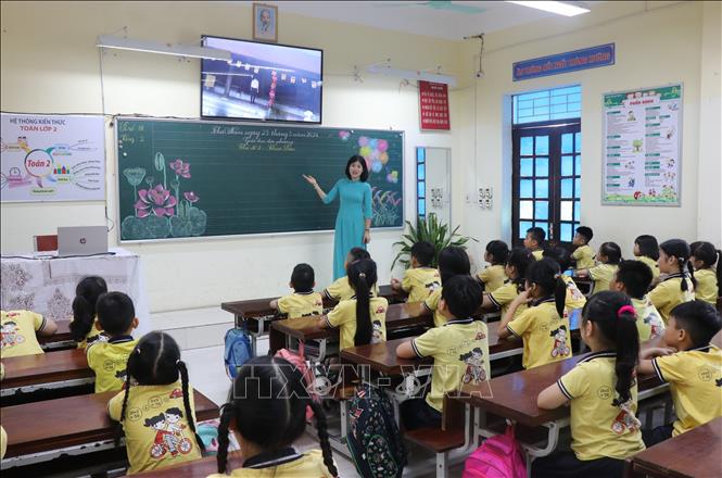 Giờ học lịch sử online của học sinh trường Tiểu học Tiền An, thành phố Bắc Ninh. Ảnh: Thái Hùng - TTXVN