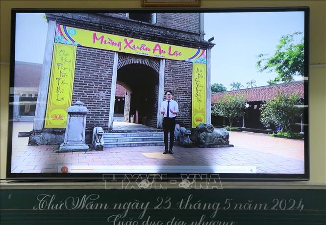 Cán bộ Trung tâm bảo tồn di tích và xúc tiến du lịch tỉnh Bắc Ninh giới thiệu về di tích Chùa Dâu trong giờ học lịch sử online. Ảnh: Thái Hùng - TTXVN