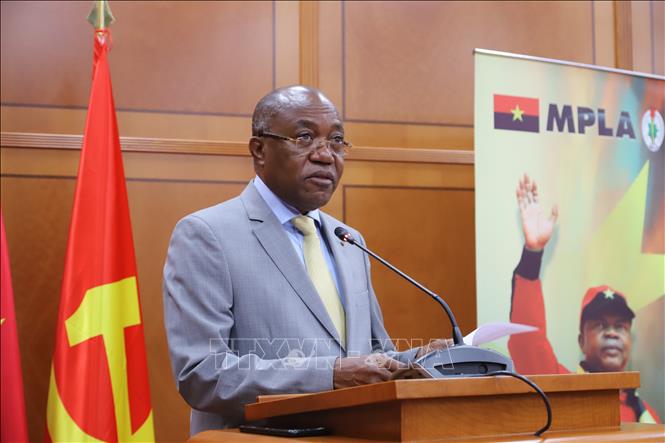Manuel Domigos Augusto, Politburo member and the secretary in charge of the MPLA’s foreign affairs, co-chairs the seminar. VNA Photo: Hồng Minh