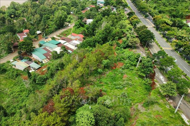 Ta-luy âm đoạn đường Hồ Chí Minh bị sụt lún, sạt trượt hiện có 17 hộ dân sinh sống. Ảnh: TTXVN phát