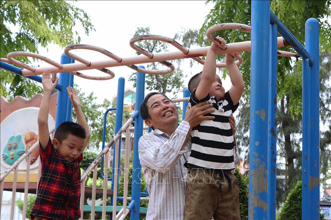 Anh Trần Minh Trường (ngụ Phường 5,thành phố Cà Mau) đưa các con đến công viên vui chơi trong dịp Hè 2024. Ảnh: Kim Há-TTXVN