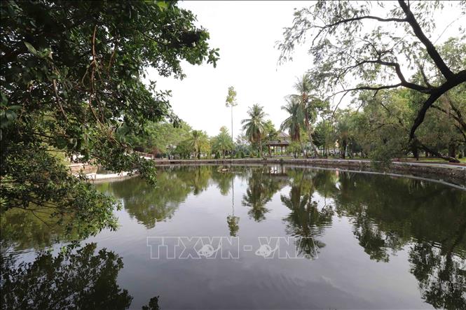 Hồ nước rộng trong công viên góp phần giải nhiệt cho thành phố Cà Mau trong những ngày nắng nóng. Ảnh: Kim Há-TTXVN