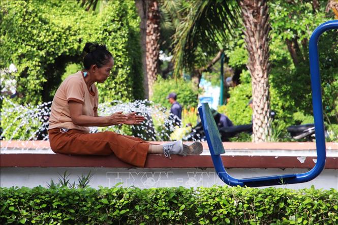 Hằng ngày, chị Nguyễn Thị Đào (ngụ Phường 8, thành phố Cà Mau) đến công viên này để thư giãn, rèn luyện sức khỏe. Ảnh: Kim Há-TTXVN 