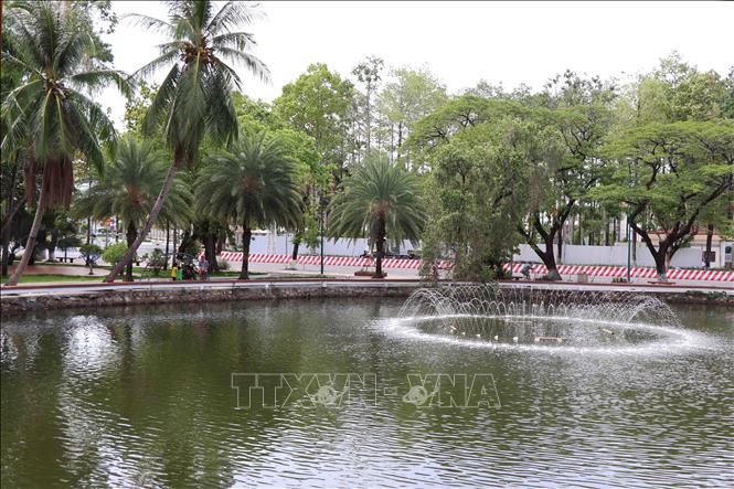 Công viên Văn hoá Hùng Vương xanh mướt giữa lòng thành phố Cà Mau. Ảnh: Kim Há-TTXVN