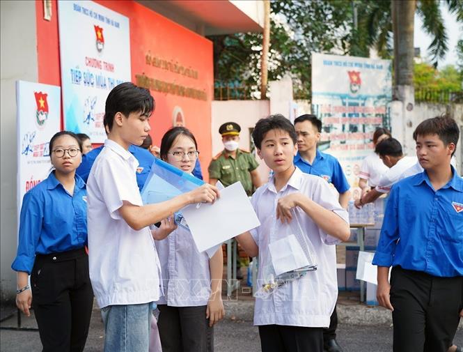 Các thí sinh chuẩn bị bước vào trường thi. Ảnh: Đại Nghĩa – TTXVN 