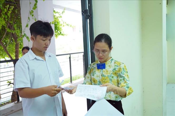 Thí sinh làm thủ tục vào phòng thi. Ảnh: Đại Nghĩa – TTXVN 