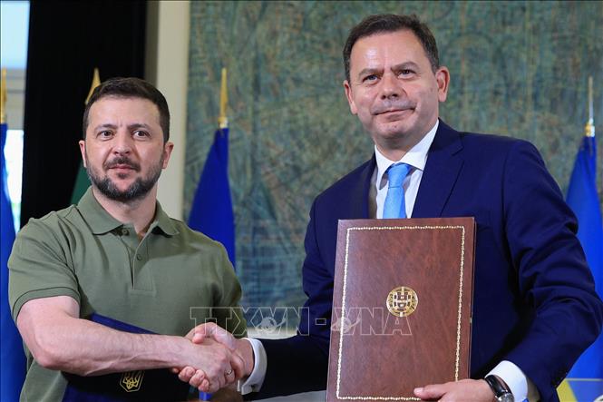 Ngày 28/5/2024, Tổng thống Ukraine Volodymyr Zelensky (trái) và Thủ tướng Bồ Đào Nha Luis Montenegro ký thỏa thuận tại Lisbon, theo đó Bồ Đào Nha sẽ cung cấp hỗ trợ quân sự cho Ukraine trị giá ít nhất 126 triệu euro (137 triệu USD) trong năm nay. Ảnh: AFP/TTXVN