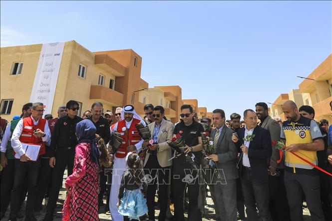 Các quan chức Qatar và Thổ Nhĩ Kỳ dự lễ khánh thành khu nhà mới dành cho những người di dời ở miền Bắc Syria, ngày 28/5/2024. Ảnh: AFP/TTXVN