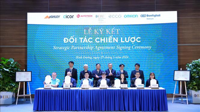 Trường Đại học Quốc tế miền Đông (EIU) đã ký kết thỏa thuận hợp tác với 6 doanh nghiệp, mở ra cơ hội hợp tác song phương trên nhiều lĩnh vực. Ảnh: Dương Chí Tưởng-TTXVN 