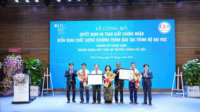 Trao quyết định công nhận chương trình đào tạo chất lượng của Trường EIU. Ảnh: Dương Chí Tưởng-TTXVN 