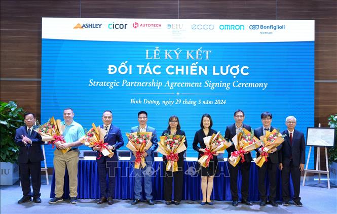 Trường Đại học Quốc tế miền Đông (EIU) đã ký kết thỏa thuận hợp tác với 6 doanh nghiệp, mở ra cơ hội hợp tác song phương trên nhiều lĩnh vực. Ảnh: TTXVN phát