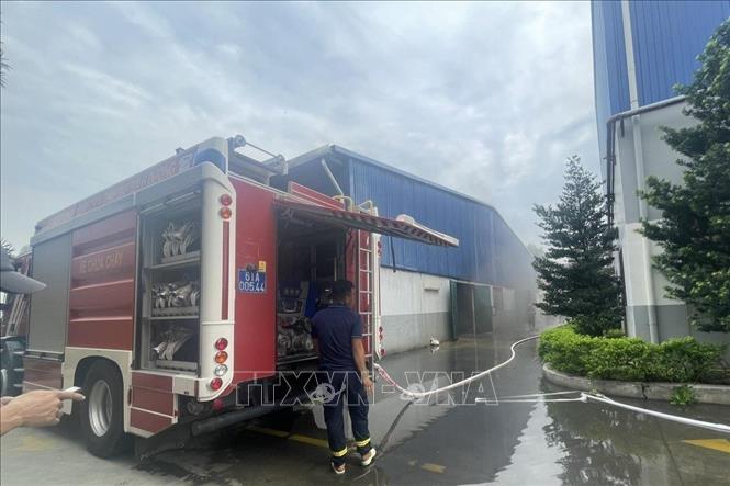 Lực lượng tại chỗ của KCN Kim Huy điều 1 xe chữa cháy đến hỗ trợ kịp thời. Ảnh: TTXVN phát
