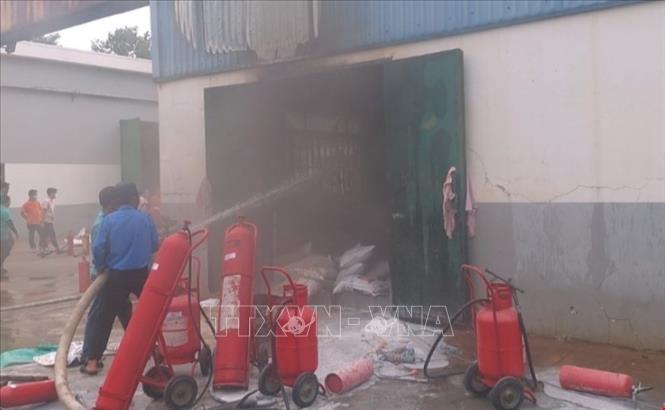 Lực lượng chữa cháy tại chỗ  dùng bình chữa cháy phản ứng kịp thời dập tắt được đám cháy chỉ trong 10 phút tại Công ty TNHH Jiang Men Technology. Ảnh: TTXVN phát
