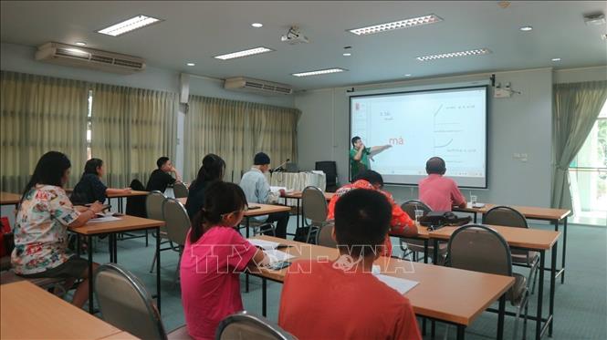 Lớp học tiếng Việt đầu tiên tại Trung tâm thu hút người học mọi lứa tuổi. Ảnh: TTXVN phát 
