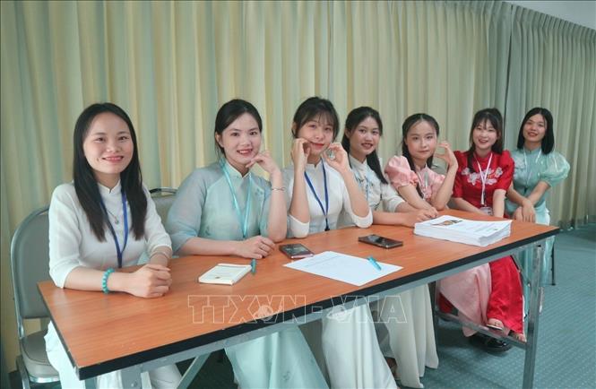 Sinh viên Khoa Sư phạm trường Đại học Thái Nguyên, phân hiệu Lào Cai, tham gia giảng dạy lớp tiếng Việt đầu tiên. Ảnh: TTXVN phát 
