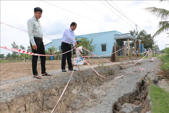 Tuyến Rạch Mồng Gà - đoạn từ cầu Thầy Cai đến Kênh 6 Mét, huyện Cần Giuộc đang bị sụp, lún nghiêm trọng. Ảnh: Thanh Bình-TTXVN