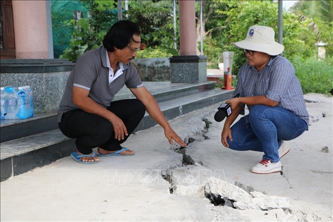 Tuyến đê bao sông Vàm Cỏ Tây thuộc ấp 1, xã Mỹ Thạnh, huyện Thủ Thừa bị sụp và lấn sâu vào nhà dân. Ảnh: Thanh Bình-TTXVN