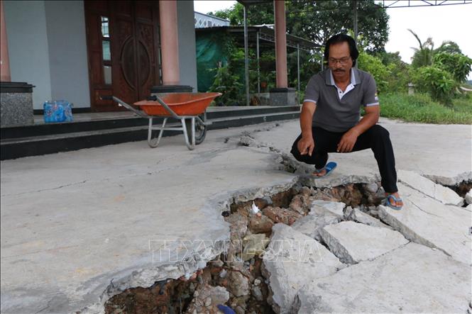Tuyến đê bao sông Vàm Cỏ Tây thuộc ấp 1, xã Mỹ Thạnh, huyện Thủ Thừa bị sụp và lấn sâu vào nhà dân. Ảnh: Thanh Bình-TTXVN