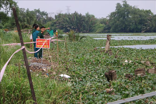 Tuyến đê bao sông Vàm Cỏ Tây thuộc ấp 1, xã Mỹ Thạnh, huyện Thủ Thừa đang bị sạt lở trầm trọng. Ảnh: Thanh Bình-TTXVN