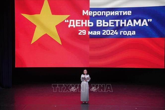 Bà Mai Nguyễn Tuyết Hoa, Bí thư thứ nhất Đại sứ quán Việt Nam tại LB Nga đọc thư của Đại sứ Đặng Minh Khôi gửi nhà trường. Ảnh: Quang Vinh - PV TTXVN tại LB Nga