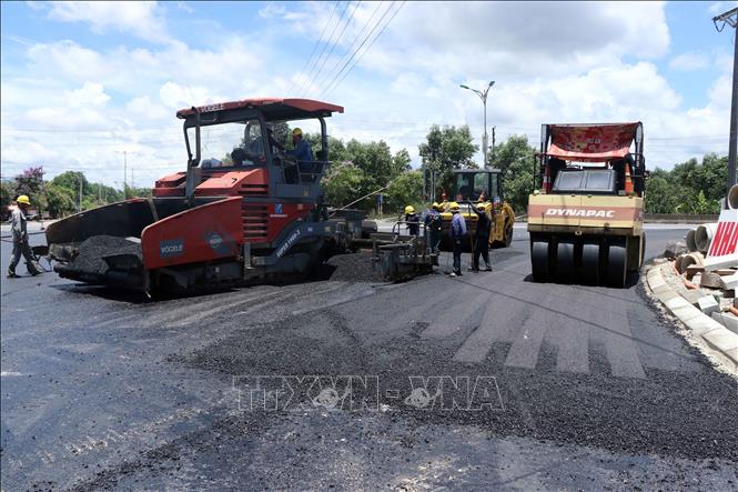 Thảm nhựa mặt đường đoạn giao với Quốc lộ 1A của Dự án đường cứu hộ, cứu nạn Phong Điền - Điền Lộc. Ảnh: Đỗ Trưởng - TTXVN