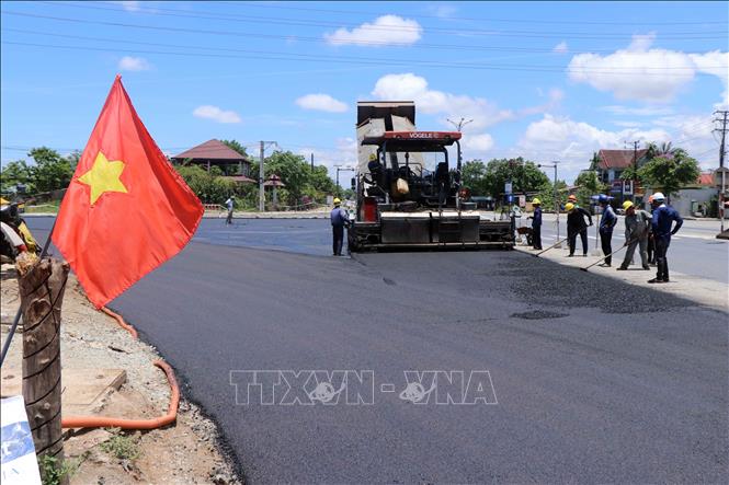 Thảm nhựa mặt đường đoạn giao với Quốc lộ 1A của Dự án đường cứu hộ, cứu nạn Phong Điền - Điền Lộc. Ảnh: Đỗ Trưởng - TTXVN