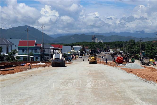 Thi công Dự án đường cứu hộ, cứu nạn Phong Điền - Điền Lộc. Ảnh: Đỗ Trưởng - TTXVN