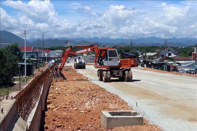 Thi công Dự án đường cứu hộ, cứu nạn Phong Điền - Điền Lộc. Ảnh: Đỗ Trưởng - TTXVN