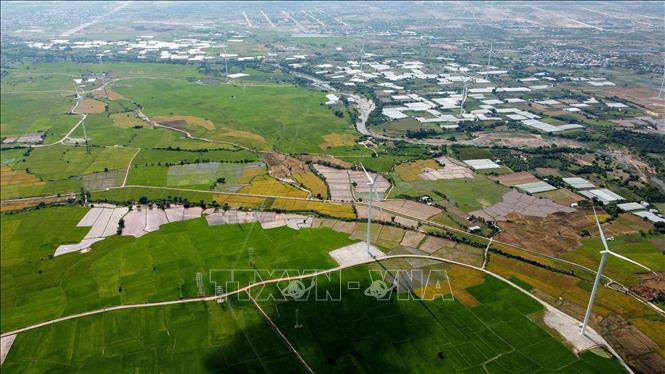A solar power project in Ninh Phuoc district in the south-central coastal province of Ninh Thuan connects to the national grid. VNA Photo: Huy Hùng