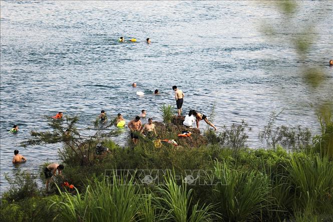 Rất đông người dân TP Hòa Bình xuống sông Đà tắm mát trong những ngày nắng nóng vừa qua, phớt lờ những cảnh báo của chính quyền. Ảnh: Trọng Đạt-TTXVN