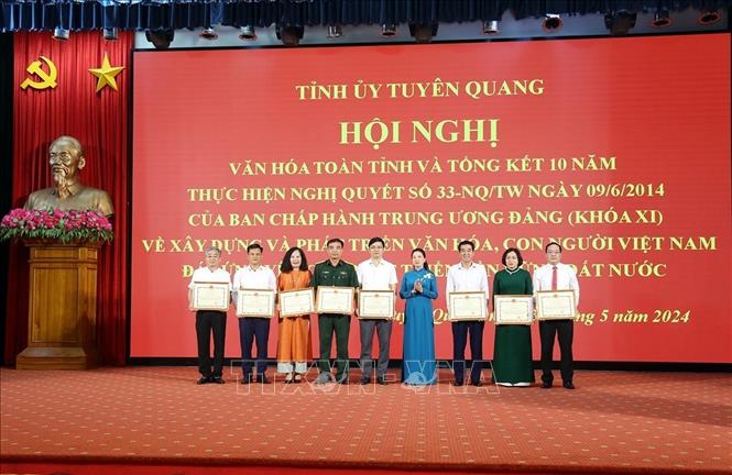 Lãnh đạo tỉnh Tuyên Quang trao Bằng khen cho các tập thể có thành tích xuất sắc trong thực hiện Nghị quyết số 33-NQ/TW. Ảnh: Quang Cường – TTXVN.