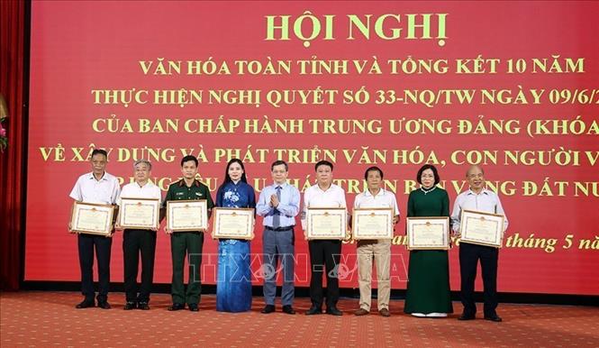 Lãnh đạo tỉnh Tuyên Quang trao Bằng khen cho các cá nhân có thành tích xuất sắc trong thực hiện Nghị quyết số 33-NQ/TW. Ảnh: Quang Cường – TTXVN.