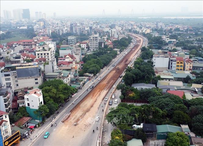 Đoạn 1,6 km từ nút giao Xuân Diệu đến Lạc Long Quân đang được bóc tách nền đường để thi công kỹ thuật. Ảnh: Tuấn Anh - TTXVN