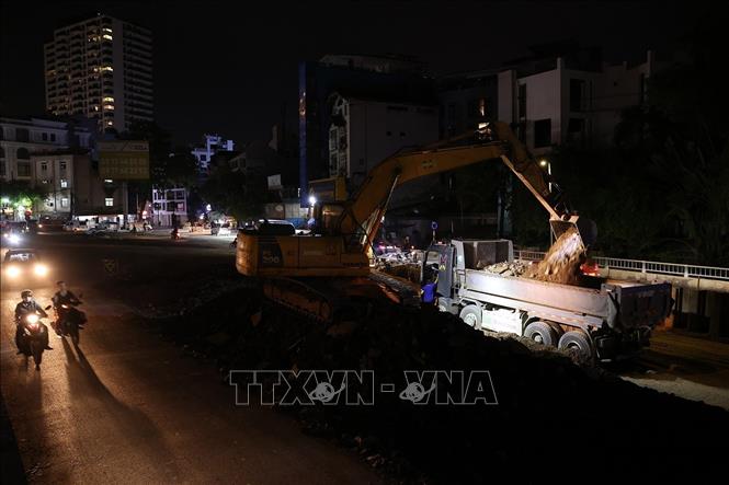 Thi công đêm trên tuyến để kịp thời đảm bảo tiến độ. Ảnh: Tuấn Anh - TTXVN