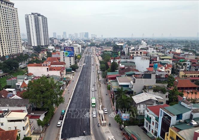 Một đoạn đường trên tuyến đã được thảm bê tông nhựa. Ảnh: Tuấn Anh - TTXVN