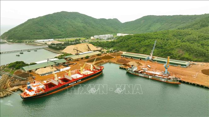Cảng quốc tế Lào – Việt (Cảng Vũng Áng) phấn đấu đạt sản lượng hàng hoá thông qua 2 triệu tấn/năm, năng lực đón tàu 45.000 tấn. Ảnh: Vũ Sinh – TTXVN
