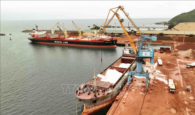 Bốc xếp hàng hoá thông qua Cảng quốc tế Lào – Việt  (Cảng Vũng Áng). Ảnh: Vũ Sinh – TTXVN