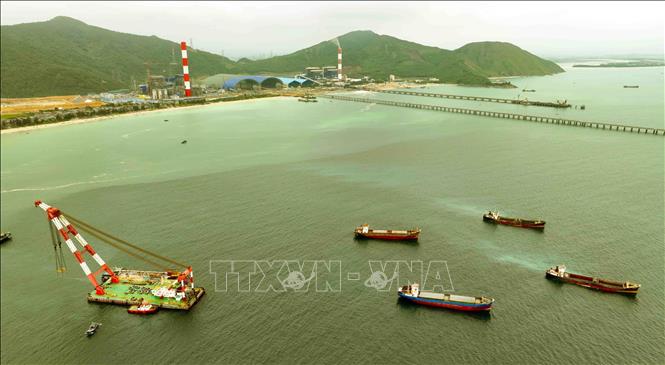 Nhà máy nhiệt điện Vũng Áng 1 và 2 nhìn từ Cảng quốc tế Lào – Việt  (Cảng Vũng Áng). Ảnh: Vũ Sinh – TTXVN