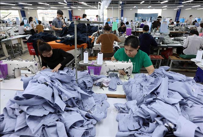 Xí nghiệp may Hà Tĩnh tại Khu công nghiệp Vũng Áng 1 (Khu kinh tế Vũng Áng) mỗi năm xuất khẩu sang thị trường Nhật Bản hơn 2 triệu sản phẩm áo sơ mi, tạo việc làm cho 400 lao động. Ảnh: Vũ Sinh - TTXVN
