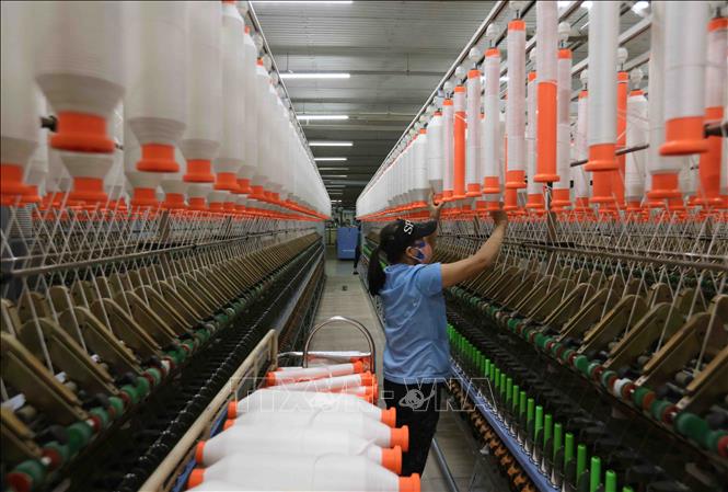 Dây chuyền sản xuất sợi của Công ty CP Vinatex Hồng Lĩnh ở thị xã Hồng Lĩnh, tỉnh Hà Tĩnh mỗi năm sản xuất hơn 7.000 tấn sản phẩm sợi, đạt doanh thu hơn 500 tỷ đồng. Ảnh: Vũ Sinh - TTXVN