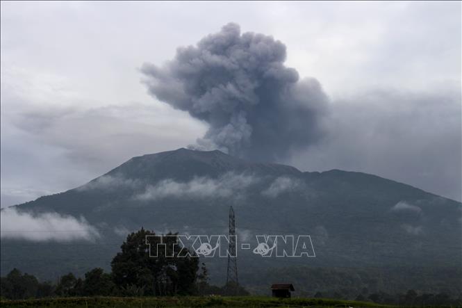(Tư liệu) Tro bụi phun lên từ miệng núi lửa Marapi, nhìn từ làng Batu Palano, Agam, Indonesia. Ảnh: AFP/TTXVN