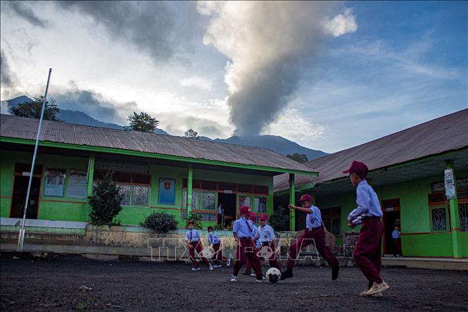 (Tư liệu) Tro bụi phun lên từ miệng núi lửa Marapi tại khu vực Agam, Tây Sumatra, Indonesia. Ảnh: AFP/TTXVN