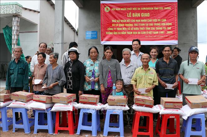 Tại lễ trao nhà, 20 suất quà là gạo, mỳ ăn liền được tặng cho các hộ nghèo trong ấp Vàm Hồ A, xã An Thạnh Nam, huyện Cù Lao Dung. Ảnh: Trung Hiếu-TTXVN