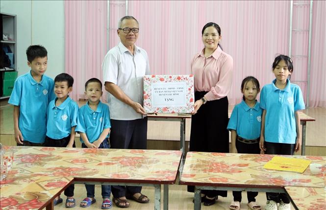 Huyện ủy, HĐND, UBND, Ủy ban MTTQ Việt Nam huyện Lộc Bình tặng quà trẻ em có hoàn cảnh đặc biệt tại Trung tâm Hy Vọng Lộc Bình. Ảnh: Anh Tuấn – TTXVN