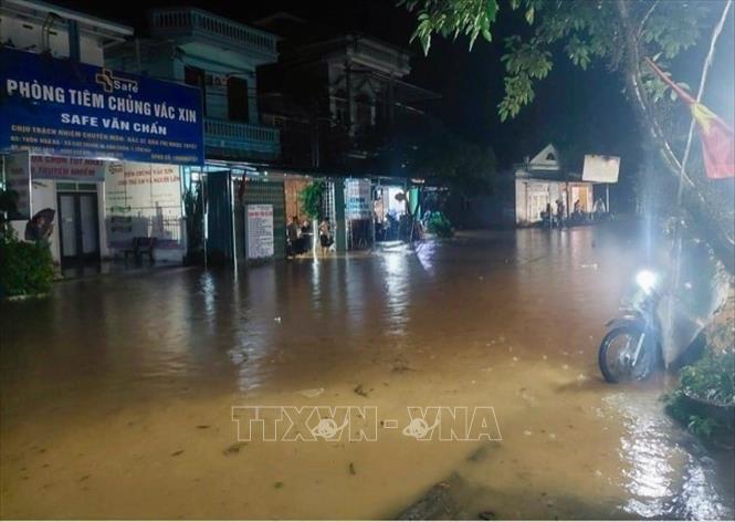 Mưa lũ trên địa bàn xã Cát Thịnh, huyện Văn Chấn nước dâng cao gây ngập úng nhiều khu vực. Ảnh: TTXVN phát