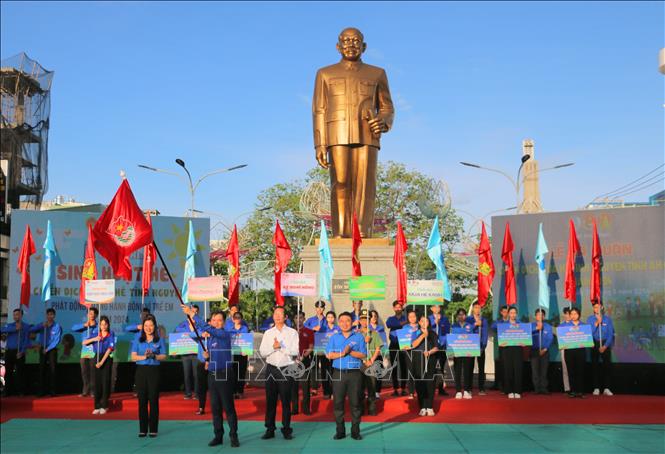 Phó Chủ tịch UBND tỉnh An Giang Lê Văn Phước trao cờ lệnh cho Chỉ huy Chiến dịch Mùa hè tình nguyện năm 2024. Ảnh: Công Mạo - TTXVN