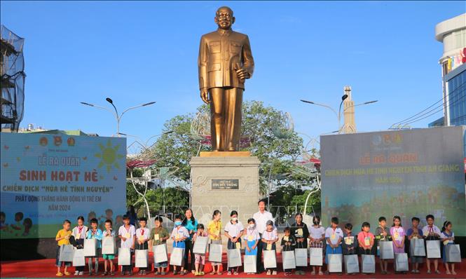 Tặng quà cho thiếu nhi có hoàn cảnh đặc biệt khó khăn trên địa bàn thành phố Long Xuyên. Ảnh: Công Mạo-TTXVN