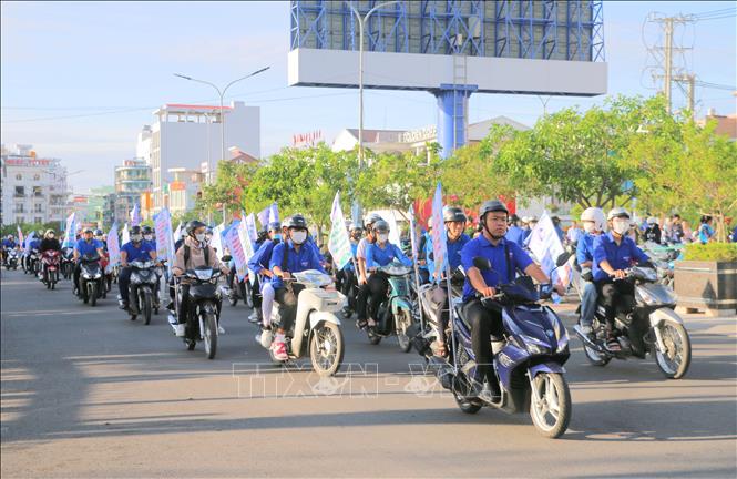Đoàn diễu hành thực hiện Chiến dịch truyền thông “Hành động thiết thực, ưu tiên nguồn lực cho trẻ em” qua các tuyến đường chính thuộc phường Mỹ Long, thành phố Long Xuyên. Ảnh: Công Mạo - TTXVN